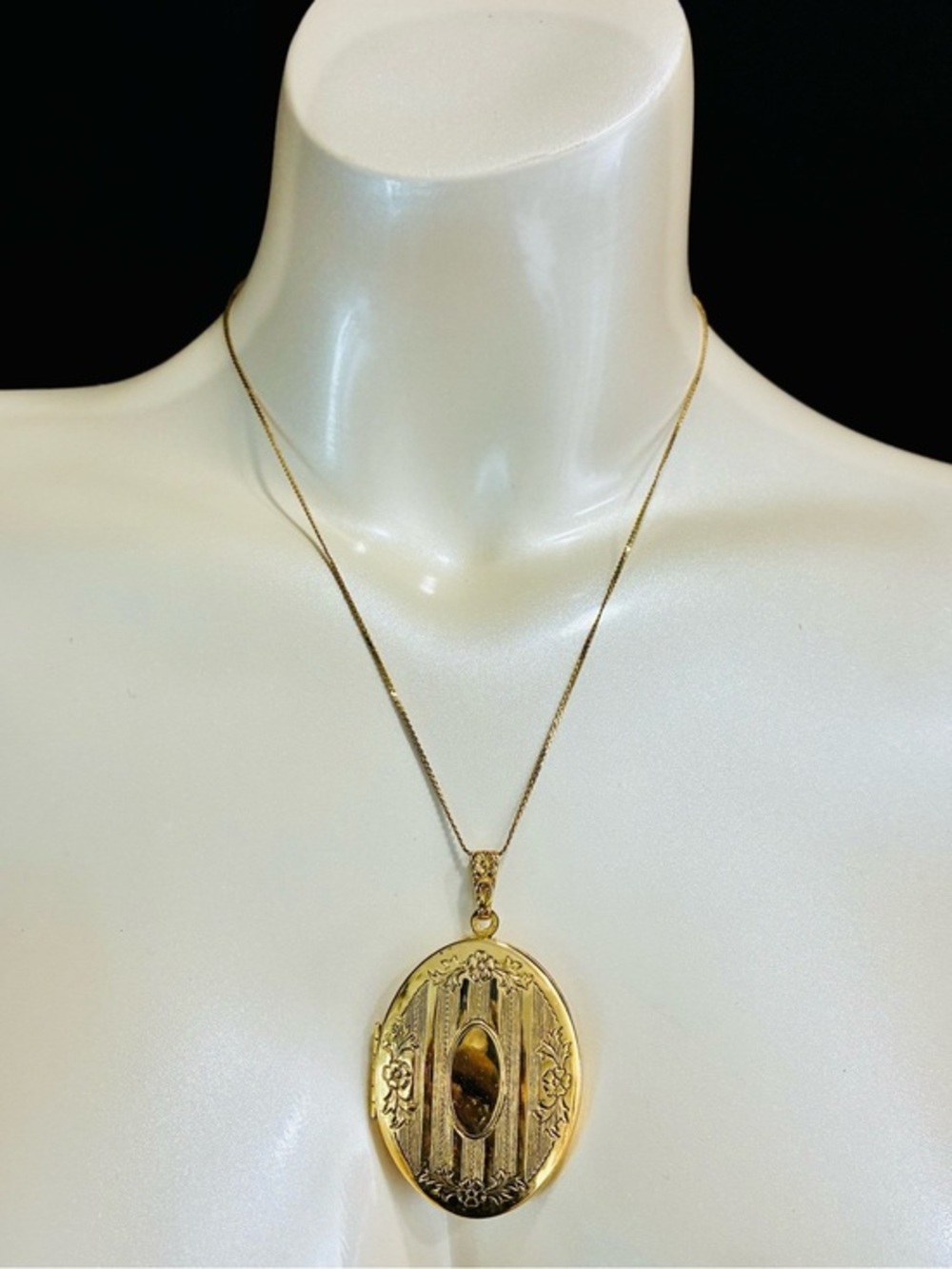 VTG Classic Gold Oval Engraved Photo Locket and Necklace Included